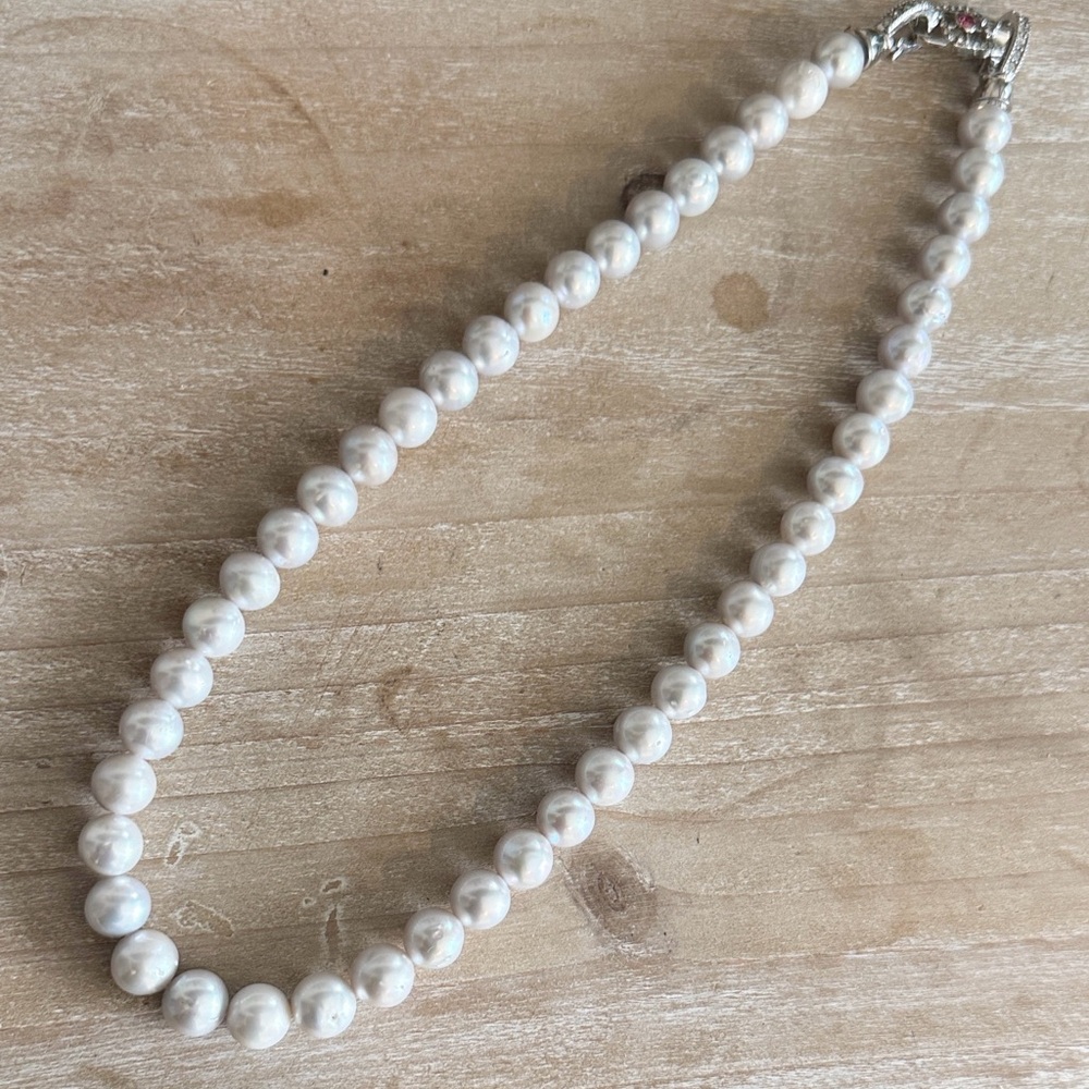 Elegant light gray/silver Pearl Necklace